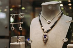 Бренды создают уникальные собственные украшения