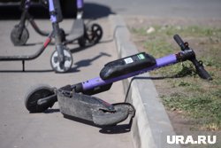 В Кургане электросамокаты сбросили в реку