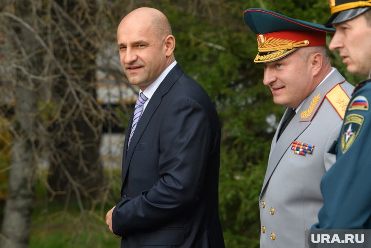 Куренков вместе с Жогой приняли присягу у будущих спасателей-первокурсников