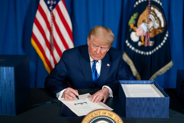 Решение прекратить поддерживать Киев американский президент Дональд Трамп принял давно, считает политолог Алексей Зудин