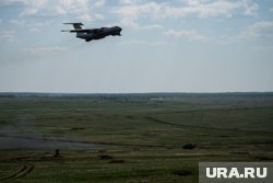 По описанию, пролетающий самолет был похож на Ил-76 (архивное фото)