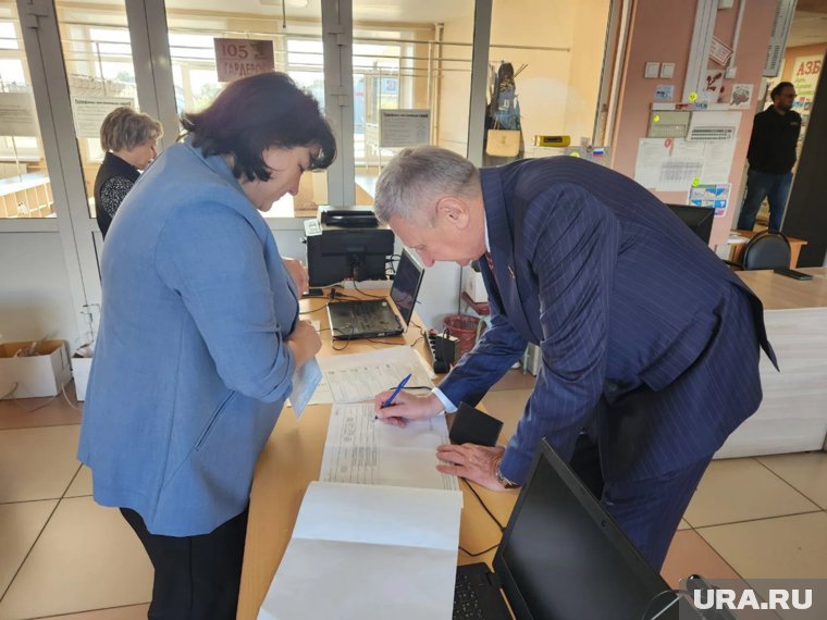 Сенатор Муратов проголосовал одним из первых
