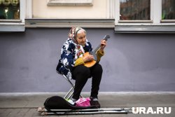 Курганская бабушка устраивает ежедневные концерты у подъезда (архивное фото)