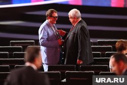Дибров (справа) хочет отсудить у жены особняк и детей