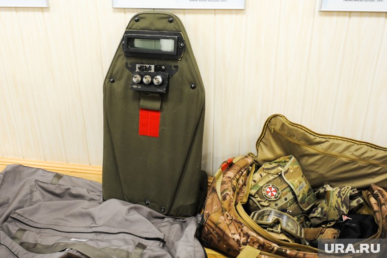 Штурмовой щит весит 25 килограммов