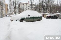 Брошенные на «зимовку» машины мешают проезду (фото из архива)