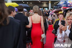 В первый день фестиваля ожидается красная дорожка, по которой пройдут кинодеятели