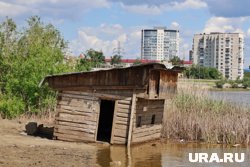 Курганскую баню, ставшей знаменитой после паводка, вывезли с пляжа