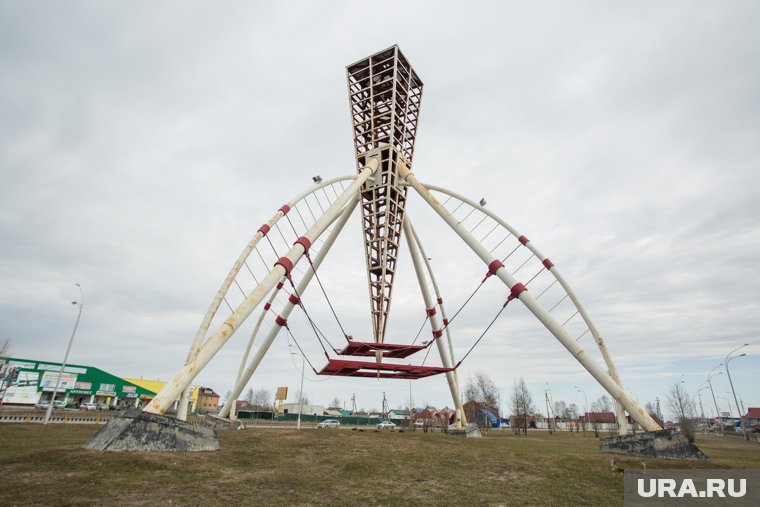 Памятник напоминает инопланетный корабль из произведения «Война миров»