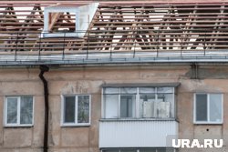 Дом был построен в 1995 году, его крышу ни разу не ремонтировали