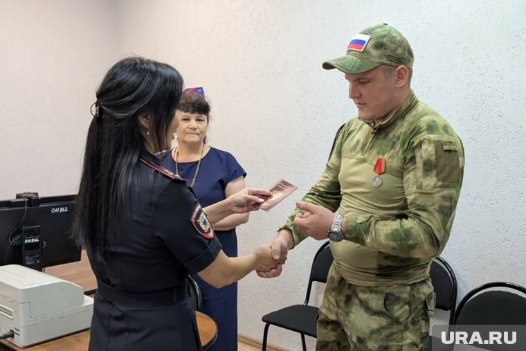 В Кургане мужчина получил паспорт гражданина РФ спустя три месяца после службы 