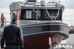 Люди спрыгивали с горящего катера в воду, сообщили в СМИ