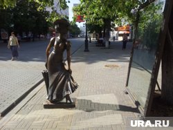 Зеркало пострадало от рук вандалов около недели назад