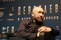 Бекмамбетов вручил артисту билет в мир шоу-бизнеса