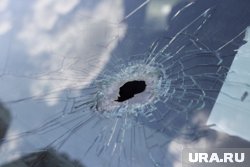 На корпусе и стеклах авто остались следы от попадания осколков