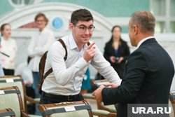 Денис умеет задавать такие вопросы, которые не осмеливаются озвучивать другие журналисты