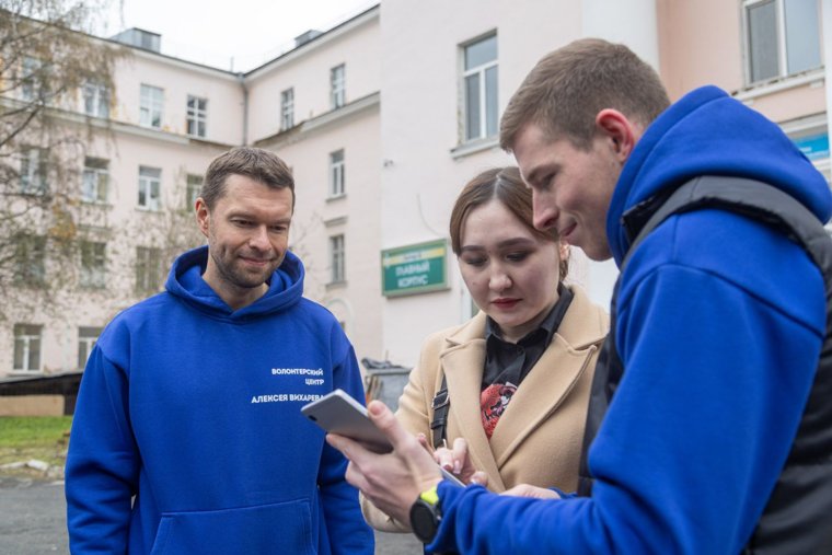На субботниках Алексей Вихарев с командой также помогают горожанам принять участие в важном голосовании