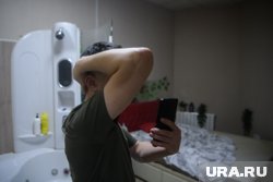 Один из гостей начал снимать полицейских и журналистов, но прятал лицо