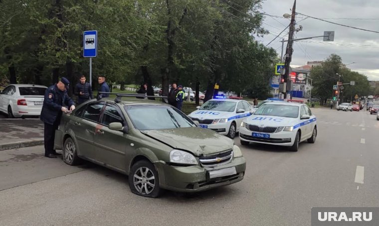 Уходя от погони, угонщик устроил две аварии 