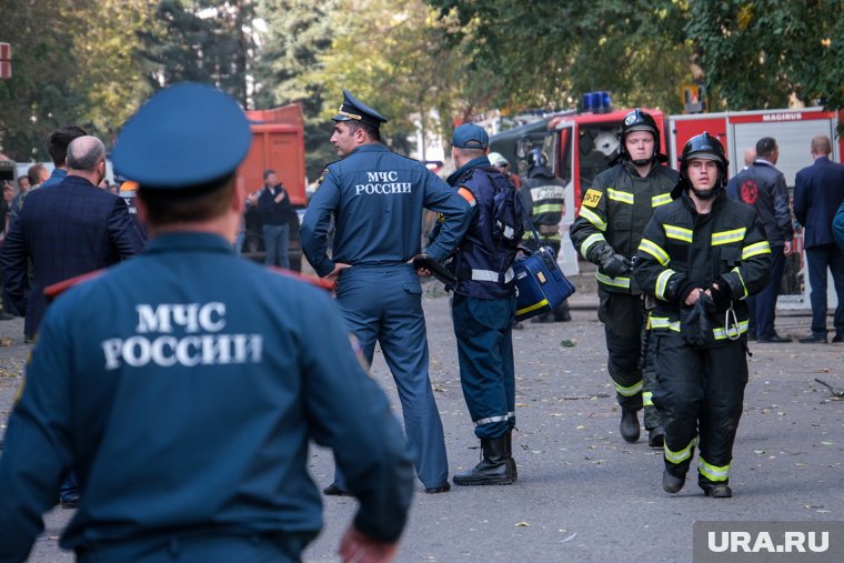 Возле дома дежурят экстренные службы