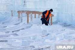 В Лабытнанги начали строительство ледового городка