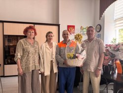 Многодетного отца поздравило руководство области и больницы, где он трудится