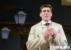 Дюжев является актером МХТ имени Чехова с 2006 года
