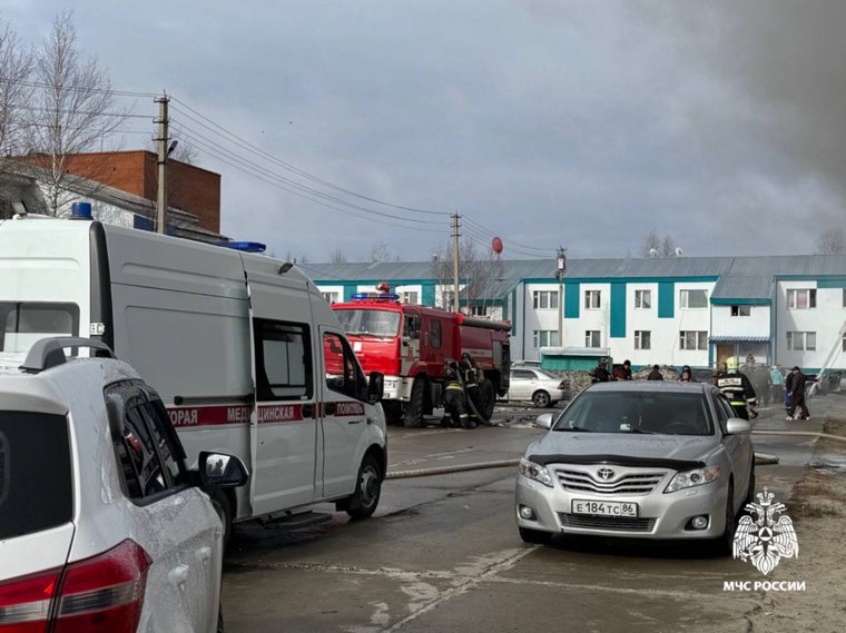 В ХМАО эвакуировали жителей многоквартирного дома из-за пожара