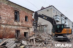 Подрядчик сносит аварийный дом по улице Советская, 108