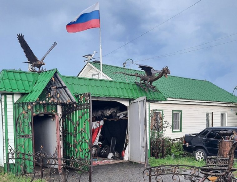 Фигуры установлены на гараже