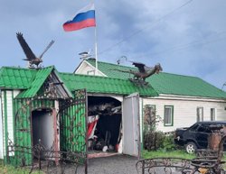 Фигуры установлены на гараже