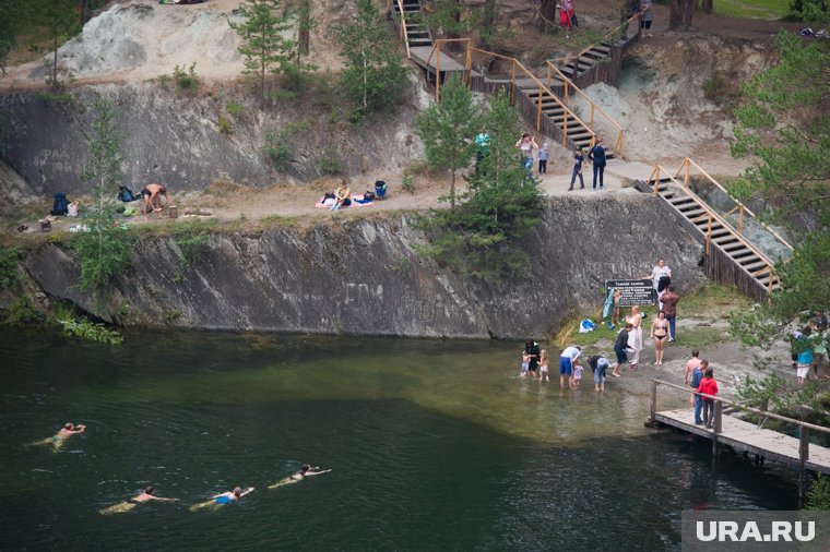 Место популярно для купания у туристов, хотя вода прогревается очень слабо