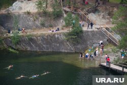 Место популярно для купания у туристов, хотя вода прогревается очень слабо