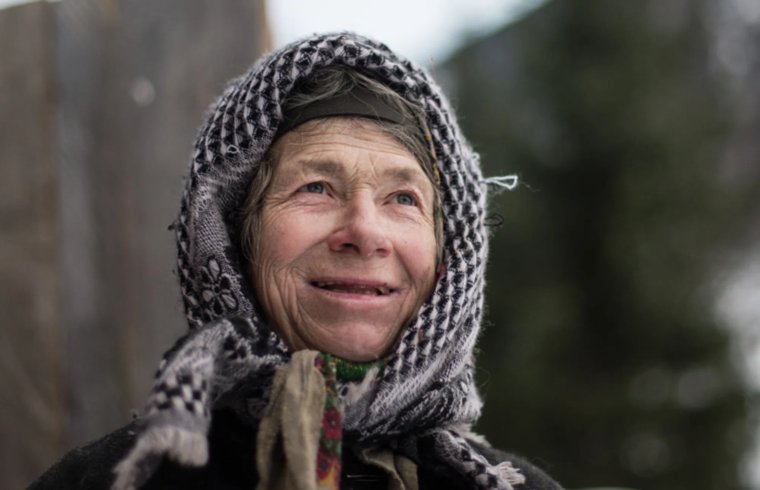 Женщина почти 40 лет проживает в одиночестве в таежном лесу