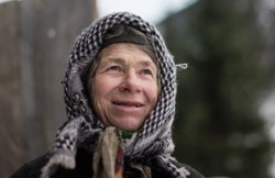 Женщина почти 40 лет проживает в одиночестве в таежном лесу