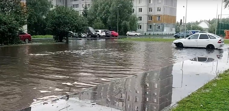 Дворы затоплены, тротуары почти скрылись под водой