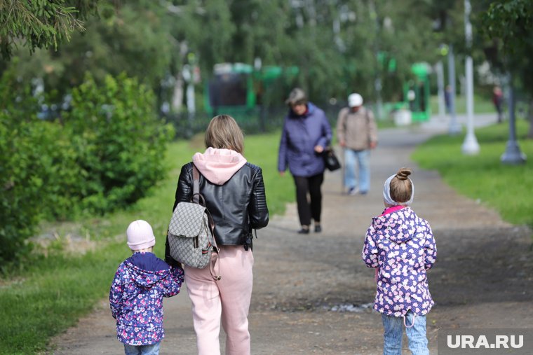 Приемным родителям Ямала увеличат выплаты