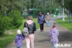 Приемным родителям Ямала увеличат выплаты