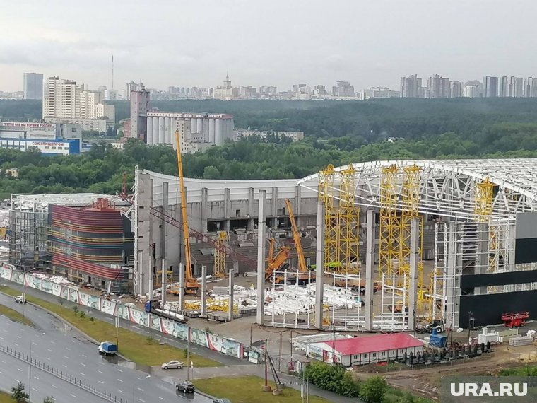Строительный кран сильно накренился