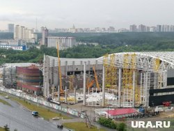 Строительный кран сильно накренился 