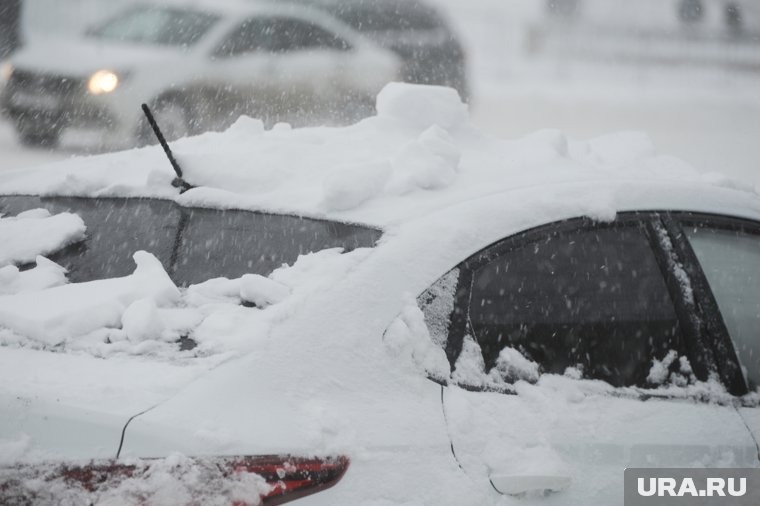 В Тюменской области на трассе на Омск сильный снегопад и метель