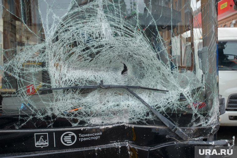 Автомобиль влетел в пассажирский автобус