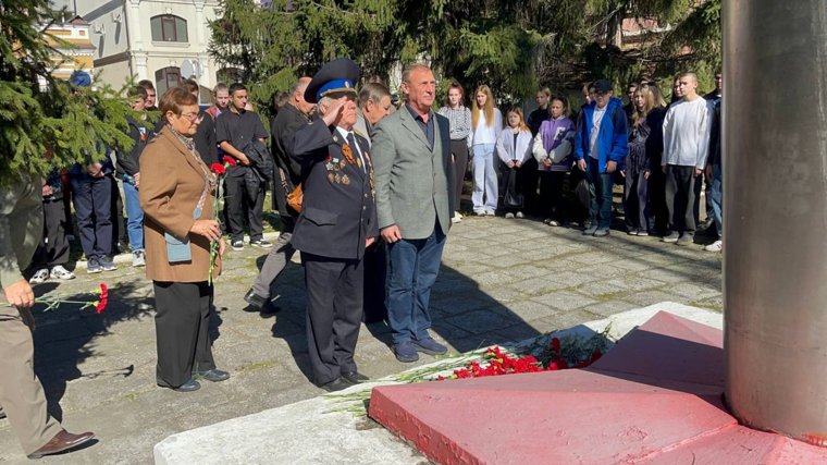 У обелиска собрались курганцы разных поколений