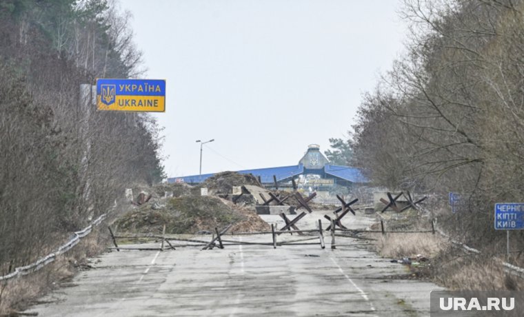 Украинские пограничники закрыли проход на свою территорию со стороны Белоруссии дедовским способом - противотанковыми «ежами»