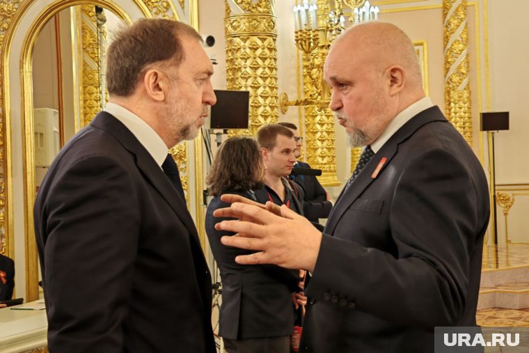Министр энергетики Сергей Цивилев (справа) и олигарх Олег Дерипаска (слева) сегодня не шли на контакт с журналистами, но между собой пообщались оживленно