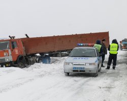 В ХМАО два жителя погибли при столкновении с Камазом