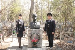 На могиле установлен памятник?бюст работы скульптора Голощапова