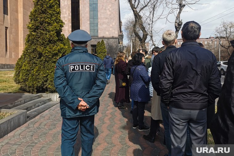 Полиция Армении оттеснила участников акции на другую сторону улицы от здания МИД