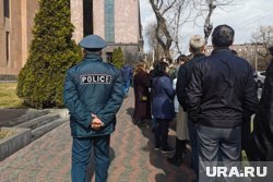 Полиция Армении оттеснила участников акции на другую сторону улицы от здания МИД