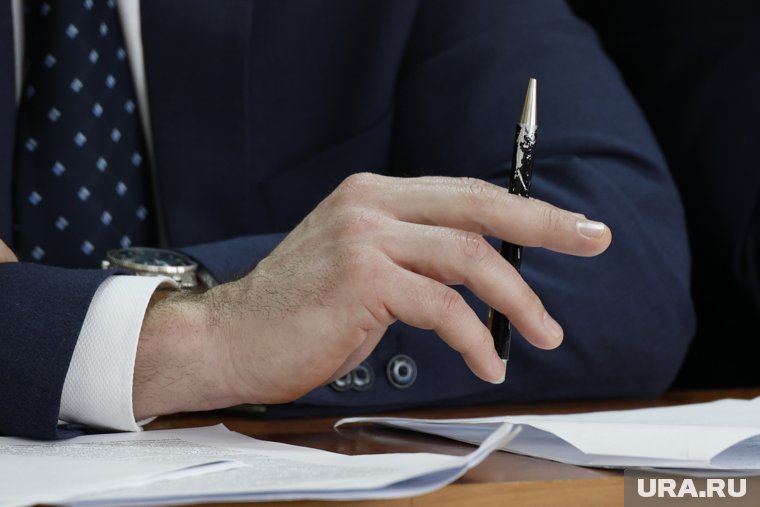 Главу поселения в ХМАО проверяют из-за двойной зарплаты труда